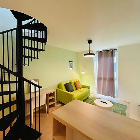 We Live In R - Duplex 504 *